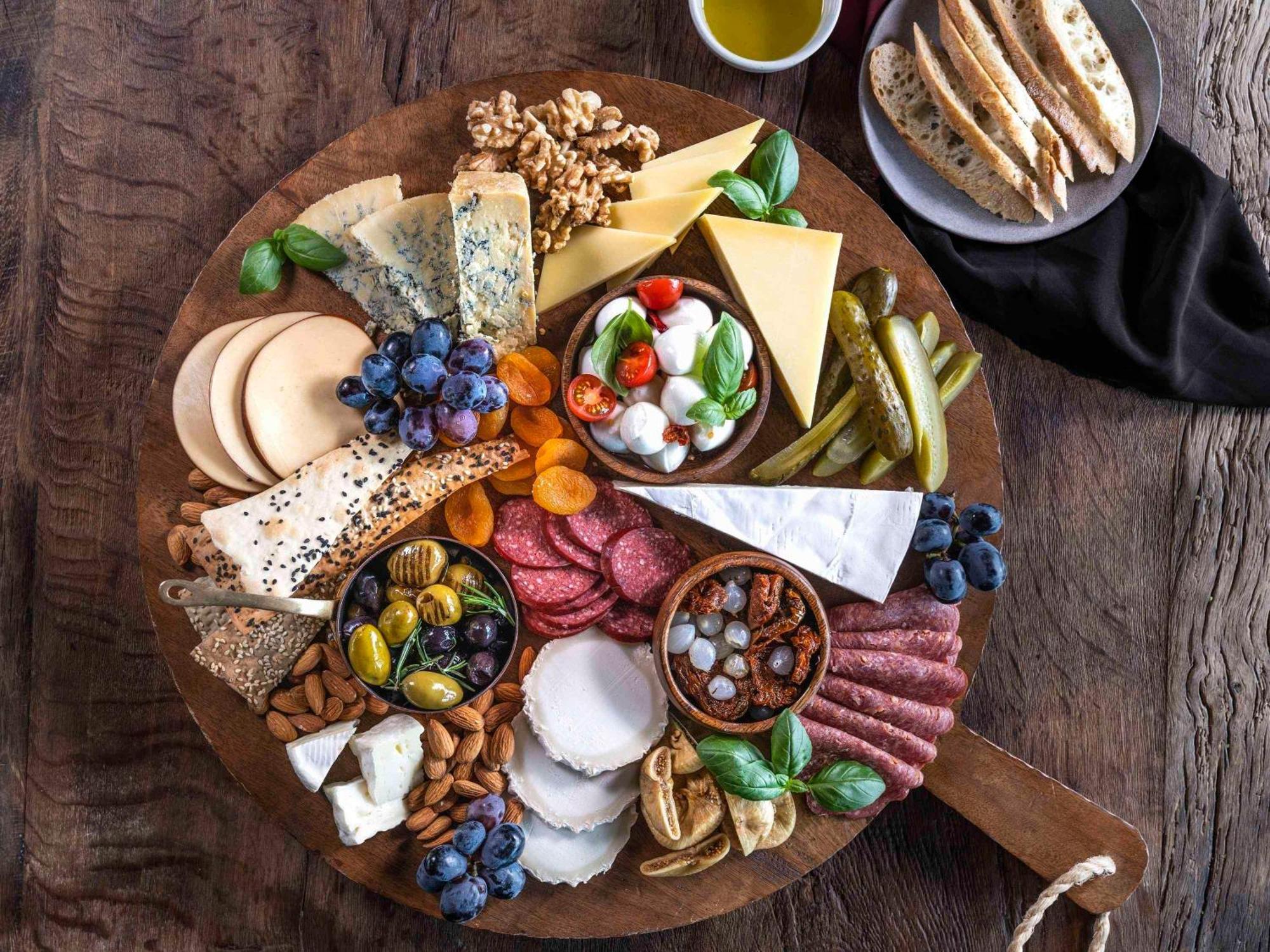 Hotel Rixos Premium Dubai Jbr Esterno foto A cheese board with a selection of cheeses, olives, grapes, and cured meats