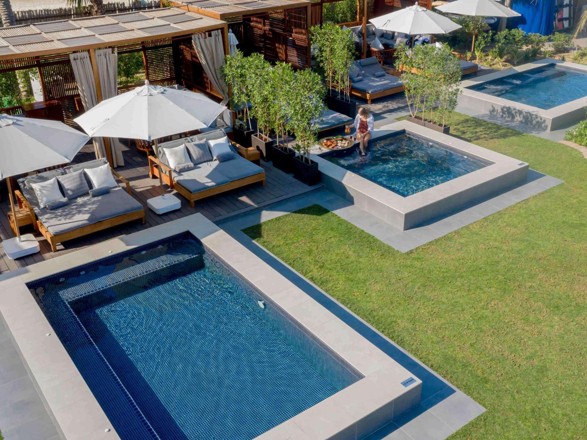 Hotel Rixos Premium Dubai Jbr Esterno foto The pool at the hotel